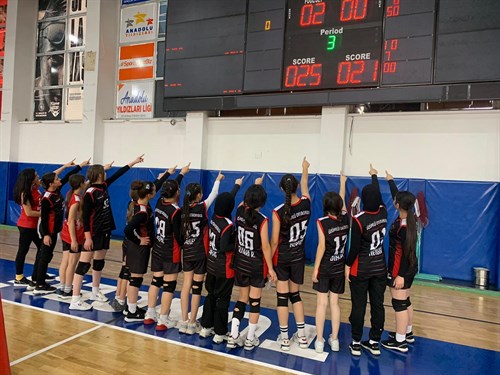 Üzümlü Ortaokulu Yıldız Kızlar Voleybol takımının başarısı