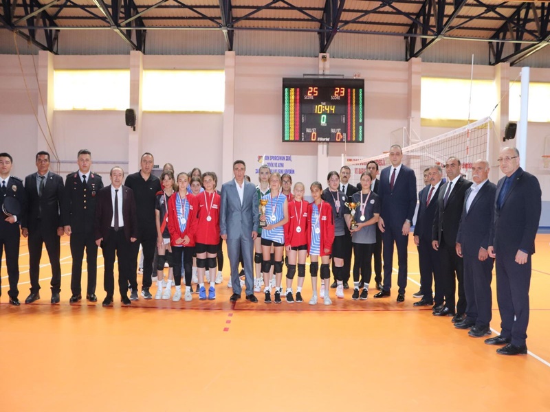 19 Mayıs Kutlamaları Protokol Üyelerinin Katılımıyla Gerçekleştirildi